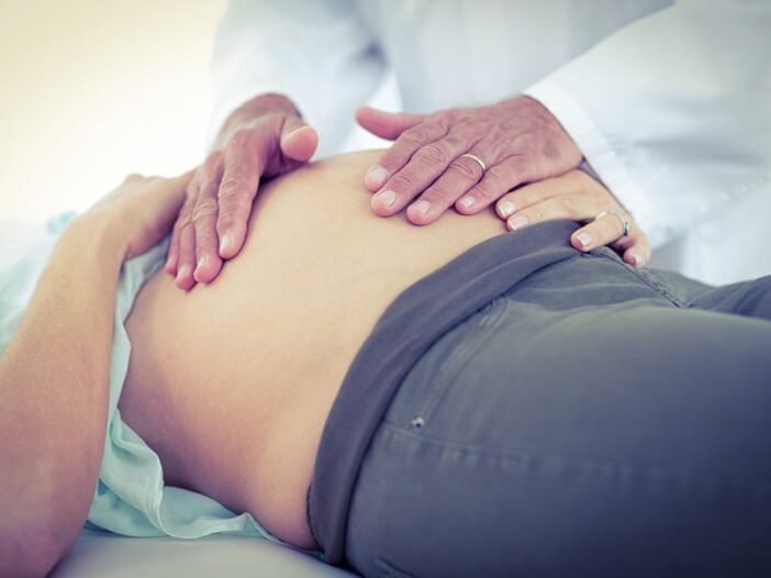 Grávida sendo examinada pelo obstetra em consultório