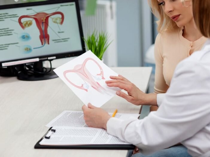 Médica explicando mioma uterino a paciente