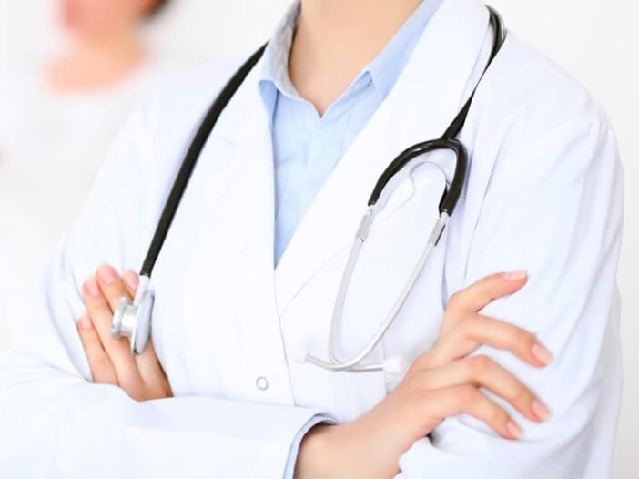 Médica Ginecologista com jaleco e estetoscópio